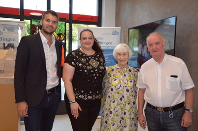 Pascal Gemünden und Marieluise Virdó (Sparkasse Rhein-Nahe) eröffneten zusammen mit Brigitte Giesbert und dem Vorsitzenden des Arbeitskreises Jüdisches Bingen, Hermann Josef Gundlach, die Ausstellung im neuen Beratungscenter.