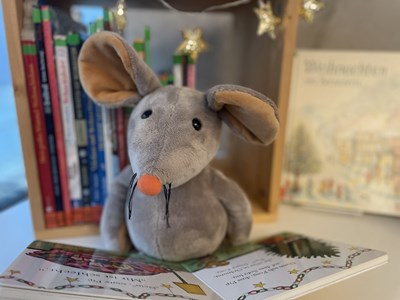 Bini-Maus freut sich auf die Weihnachtsvorlesestunde.