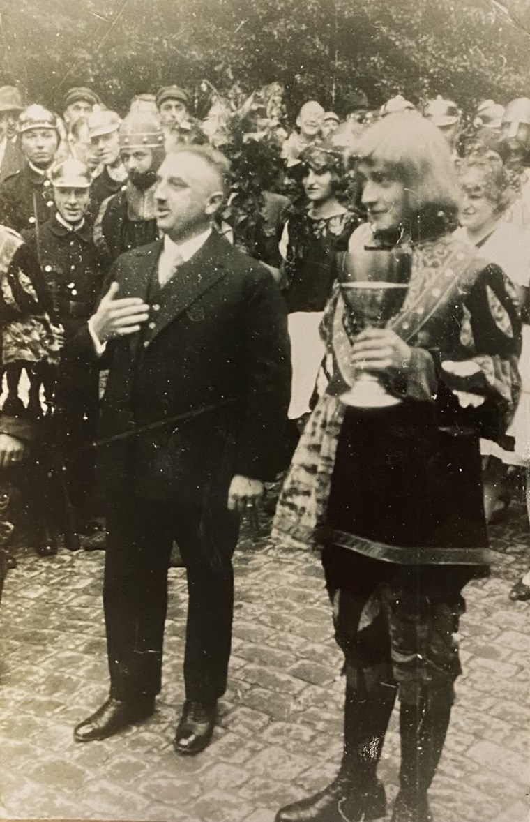 Bürgermeister Heinrich Ritter 1934 beim Winzerfest mit einer kostümierten Person