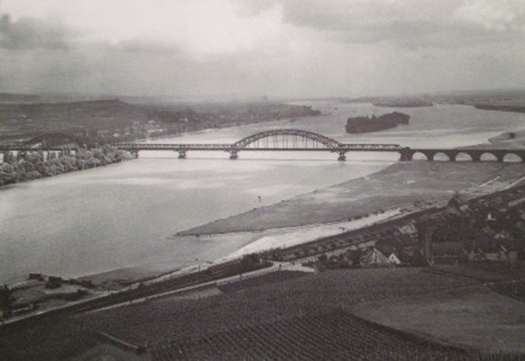 Hindenburgbrücke vor ihrer Zerstörung