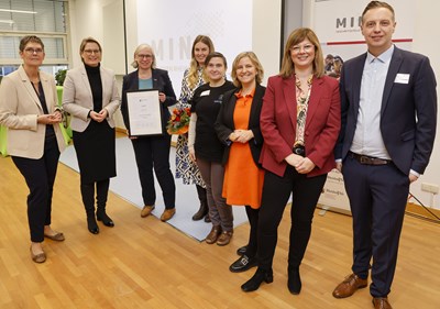 v.l.: Petra Dick-Walther (MWVLW), Ministerin Dr. Stefanie Hubig (BM), Prof. Dr. Antje Krause (Präsidentin TH Bingen), Maria Müller (MINTplus), Anna Böhm (MINTplus), Ministerin Katrin Eder (MKUEM), Nicole Steingaß (MWG), Tim Thielen (MINT-Geschäftsstelle).