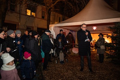 Oberbürgermeister Thomas Feser bei der Eröffnung des zweiten Teils des Binger Weihnachtsmarktes.