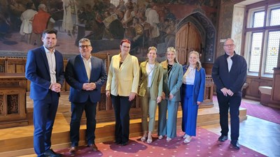 V. l.: Lukas Seifert, Bürgermeister Kutná Hora, Ulrich Mönch, Bürgermeister Bingen, Katerina Spalkova, stv. Bürgermeisterin Kutná Hora, Binger Weinmajestäten Isabelle Ruhl, Leonie Müller und Emily Peters, Stefan Bastiné, Fraktionsvors. CDU Stadtrat Bingen