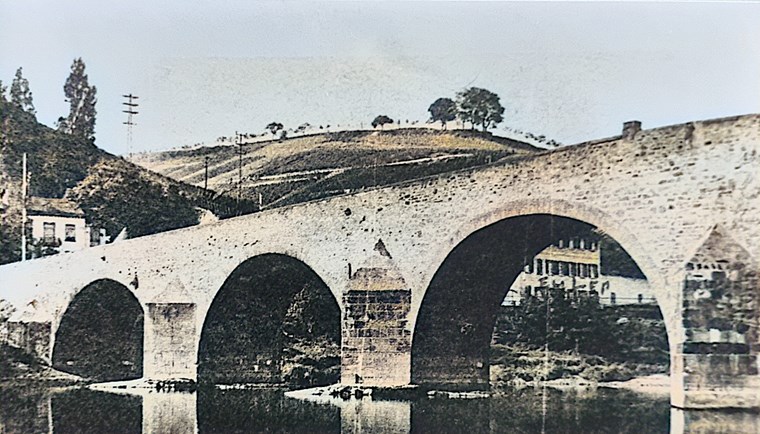 Foto der Drususbrücke von 1920 mit einem Sockelstein.