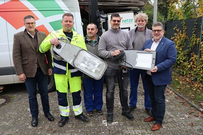 Präsentieren stolz die alten (links) und neuen Leuchtenköpfe: (v.l.n.r.) Werkleiter Marco Mohr, Stadtwerkemitarbeiter Alexander Klein, Hanns Brun-ner, Stefan Lauer, Jörg Kundel (alle EWR Netze) und Bürgermeister Ulrich Mönch