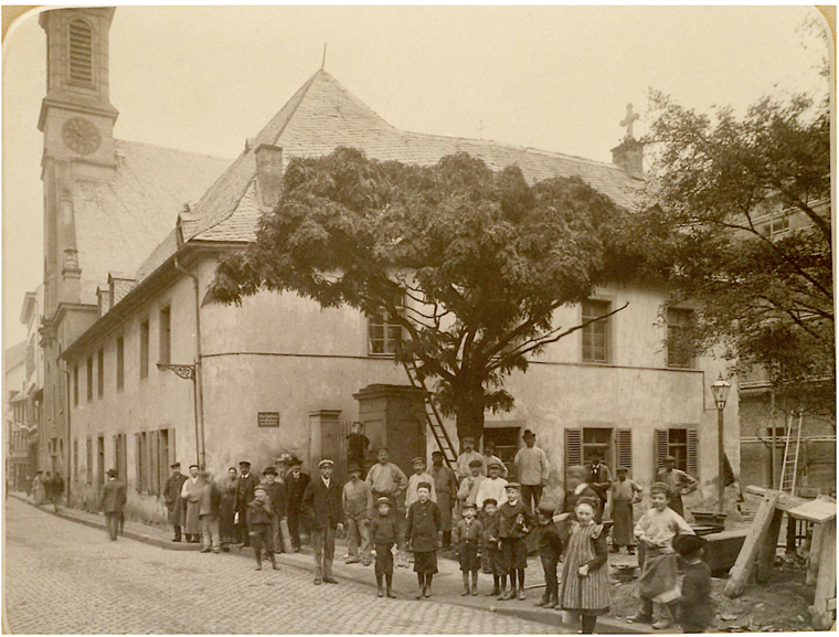 Der frühere Anbau des Heilig-Geist-Hospitals an die Kapuzinerkirche. Im Hintergrund rechts sieht man den im Bau befindlichen Neubau. Das Foto entstand im Jahr 1897.
