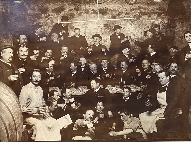 Das Foto zeigt die Mitglieder des Binger Winzerereins 1907 anlässlich des 10jährigen Vereinsjubiläums