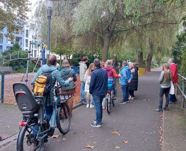 Interessierte Bürgerinnen und Bürger informieren sich beim Stadtteilspaziergang über geplante Maßnahmen im Fördergebiet