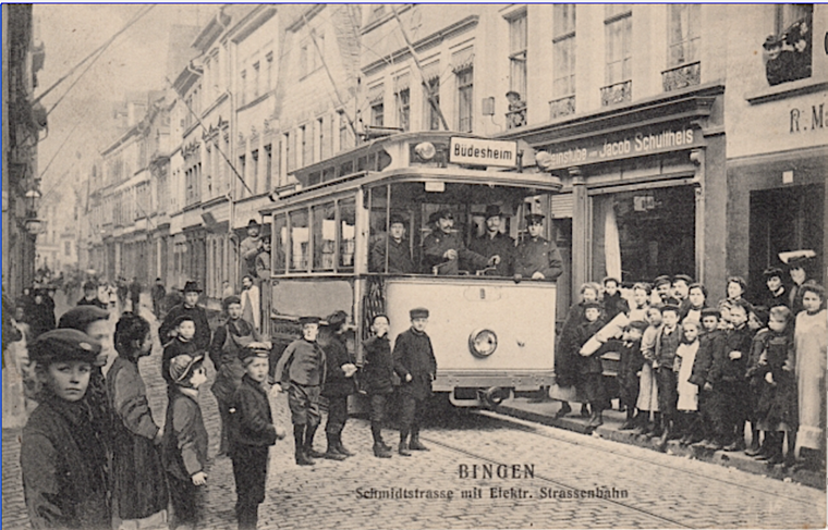 Die bekannte Ansichtskarte zeigt eine Menschenmenge rings um die "Binger Elektrisch", die Binger Straßenbahn, die durch die Schmittstraße fuhr.