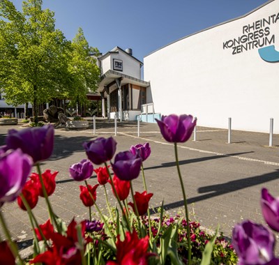 Kulturufer Rheintal-Kongress-Zentrum von Blumen verdeckt, Quelle Stadt Bingen, Foto Torsten Silz