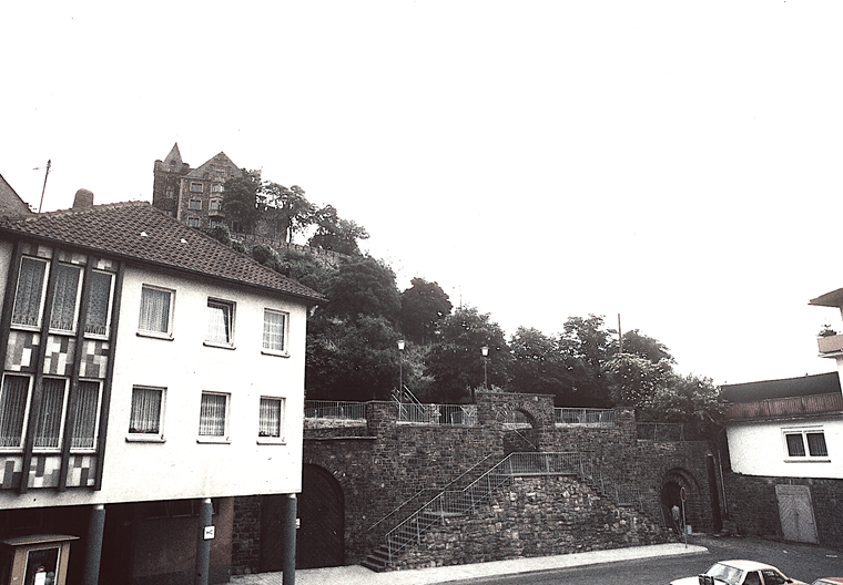 Treppenaufgang zur Burg Klopp, Anfang der 1990er Jahre.