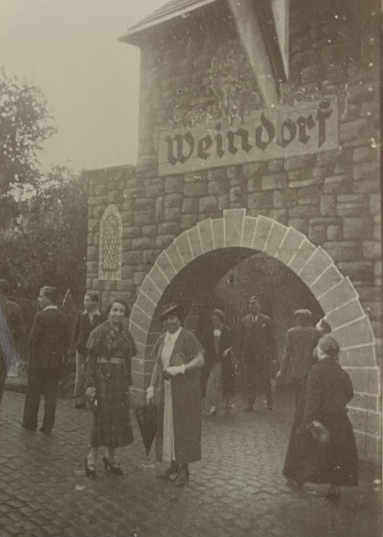 Der Eingang zum KdF-Weindorf am Binger Rhein-Nahe-Eck