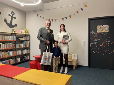 Oberbürgermeister Thomas Feser und Büchereileiterin Julia Löffler mit dem glücklichen Gewinner Johann Selbach.