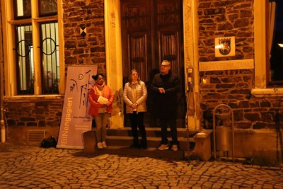 Menna Mulugeta (l.), Elisabeth Gräff und Thomas Feser beim Orange Day auf Burg Klopp.