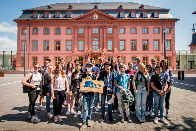 Die Teilnehmenden eines Dachverbandstreffens vor dem Landtag in Mainz. Das Schild mit dem Dachverbands-Logo hält übrigens Jakob von der Binger Jugendvertretung.
