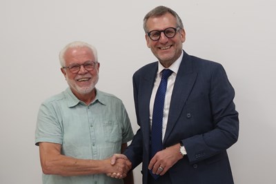 Oberbürgermeister Thomas Feser dankte Gerhard Graf, dem scheidenden 1. Vorsitzenden des Kreis-Chorverbands.