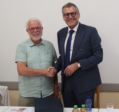 Oberbürgermeister Thomas Feser dankte Gerhard Graf, dem scheidenden 1. Vorsitzenden des Kreis-Chorverbands.