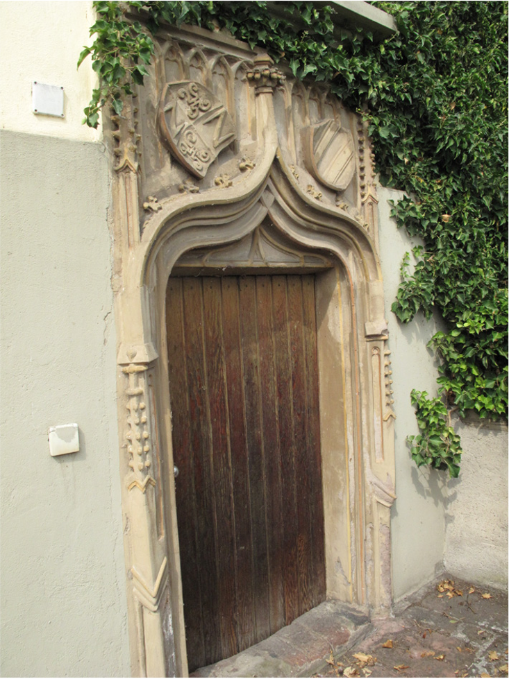 Das spätgotische „Portal“ an der Villa Rupertsberg ist ursprünglich wohl die Umfassung des Gnadenbildes