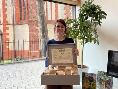 Büchereileiterin Julia Löffler freut sich, das Saatgut-Projekt auch in diesem Jahr anbieten zu können. Die Saatgut-Box steht im Erdgeschoss der Bücherei bereit.