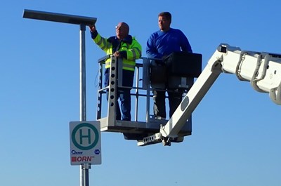 Mitarbeiter der Stadtwerke Bingen am Rhein bei der Installation einer klimafreundlichen LED-Straßenlaterne