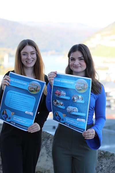 Die Auszubildenden Lisa Scheibe (l.) und Esmanur Chatziametoglou präsentieren die von ihnen gestaltete Plakatreihe.