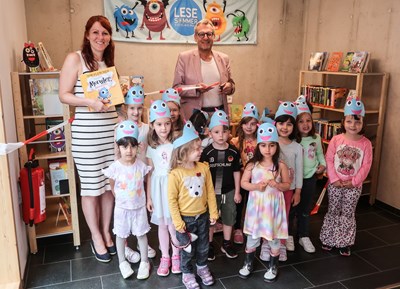 Oberbürgermeister Thomas Feser und Büchereileiterin Julia Löffler freuen sich mit den Kindern der Kita Sankt Annaberg auf den bevorstehenden Lese- und Vorlesesommer.