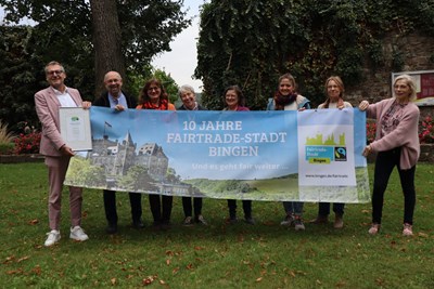 Oberbürgermeister Thomas Feser (li.) und die Fair-Trade-Steuerungsgruppe. Mit dabei auch Wiebke Fleischmann (2. v. re.) und Gaby Niebergall (re.), die innerhalb der Stadtverwaltung für Fairtrade verantwortlich sind.