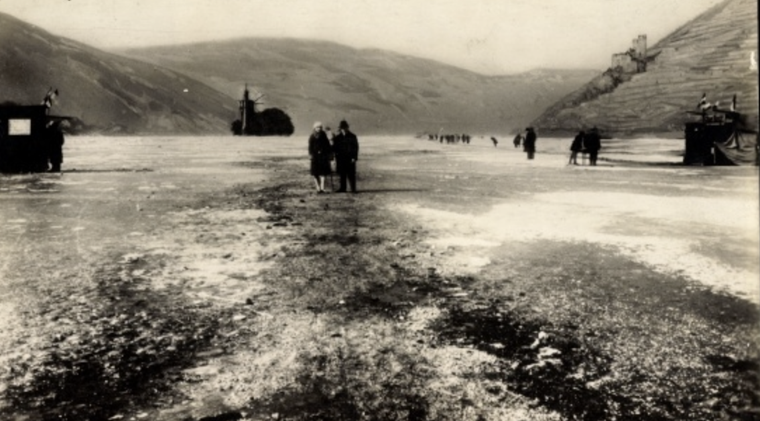 Auch der Rhein war im Frühjahr 1929 zugefroren, wie dieses Foto zeigt. Im Hintergrund der Mäuseturm mit seinen Signalen für die Schifffahrt und die Ruine Ehrenfels.