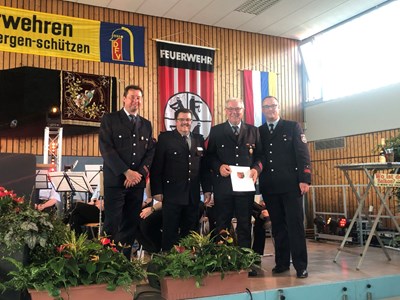 Timo Zimmermann (li.), Ralf Welpe (2. v. l.) und Sebastiano Del Sordo gratulieren Klaus Worf (2. v. re.) zum Silbernen Ehrenzeichen des Kreisfeuerwehrverbands Mainz-Bingen.