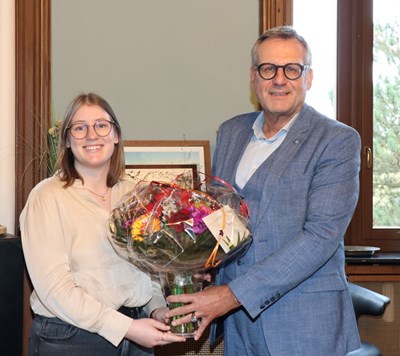 Oberbürgermeister Thomas Feser gratuliert Laura Ludwig.