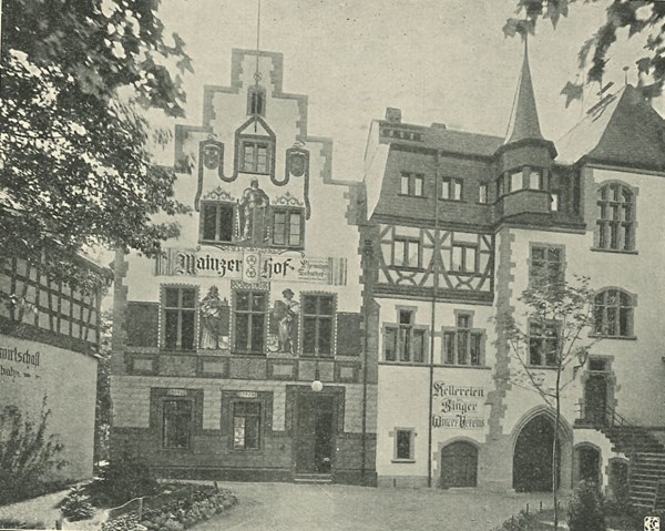 Den Platz "Mainzerhofeck" in der Schmittstraße zieren einige Überreste des ehemaligen Mainzerhofes. Ein Foto aus dem Jahr 1912 soll Ihnen bei der Zuordnung der aufgestellten architektonischen Übereste helfen. 