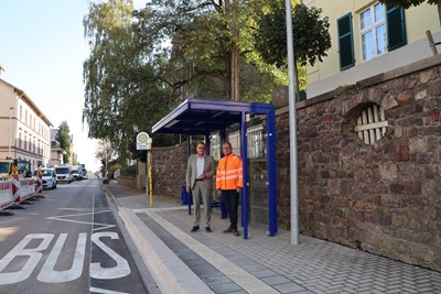 Oberbürgermeister Thomas Feser und Michael Wolff (Abteilung Straßenbau der Stadtwerke) am neuen Fahrgastunterstand Haltestelle Winfriedstraße.