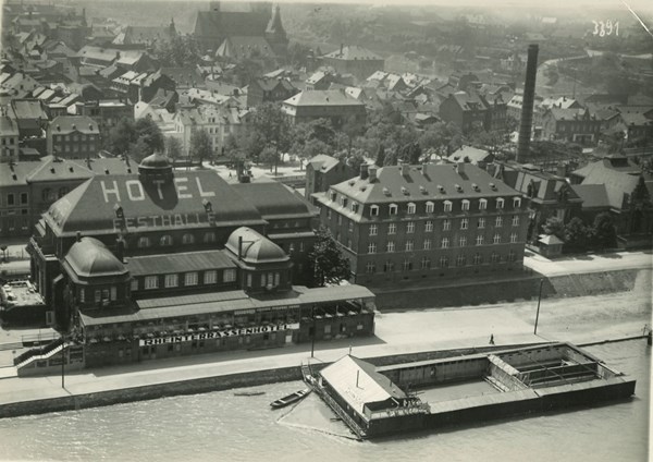 Vor dem Rheinterassenhotel (heutiges Palazzo) ist einen Anlage im Rhein zusehen, welchem Freizeit Vergnügen kamen die Binger damals dort nach? 