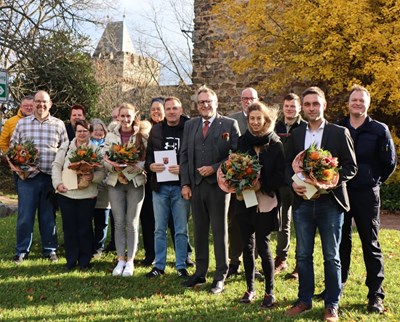 Die geehrten Mitarbeitenden der Stadtverwaltung mit Oberbürgermeister Thomas Feser sowie den Vorgesetzten, Amtsleitungen und Vertretern des Personalrates.