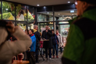 Oberbürgermeister Thomas Feser (mit Mikro) bei der Eröffnung des Binger Weihnachtsmarktes.