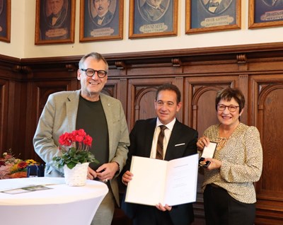 SGD-Präsident Prof. Dr. Hannes Kopf (Mitte) übergibt im Beisein des Binger Oberbürgermeisters Thomas Feser die Verdienstmedaille des Landes an Marie-Theres Geisthardt.