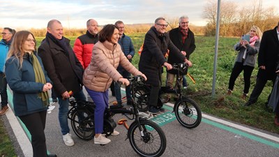 Start frei für die Radfahrer: Verkehrsministerin Daniela Schmitt und der Binger Oberbürgermeister Thomas Feser weihen das Teilstück der Pendlerradroute zwi-schen Bingen und Heidesheim offiziell ein.