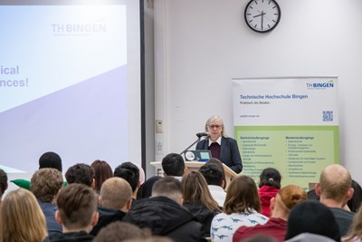 Prof. Dr. Antje Krause begrüßt die neuen Studierenden.