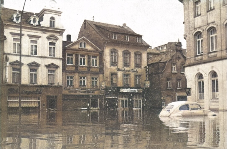 Hochwasser 1972 in der Vorstadt auf der Höhe des Parkplatzes vor der Tourist Information.