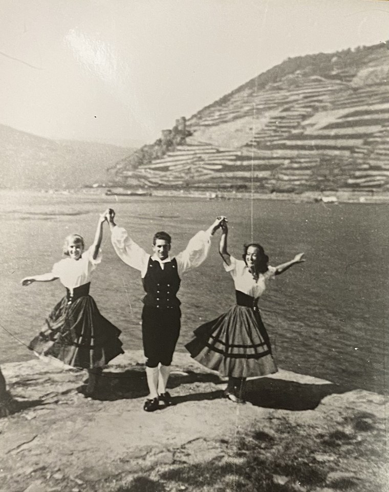 Elfriede Albers mit zwei weiteren Mitgliedern der Binger Winzertanzgruppe vor dem Binger Loch