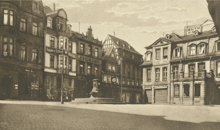 Dieses Foto mit Blick vom Speisemarkt auf die Häuserreihe mit Heine & Schott entstand 1940 und befindet sich im Stadtarchiv Bingen