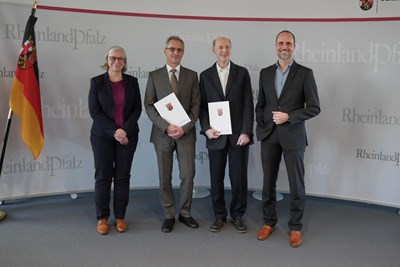 v.l.n.r.: Prof. Dr. Antje Krause (Präsidentin TH Bingen), Prof. Dr. Oleg Panferov, Prof. Dr. Thomas Blesgen, Clemens Hoch (Minister für Wissenschaft und Gesundheit)