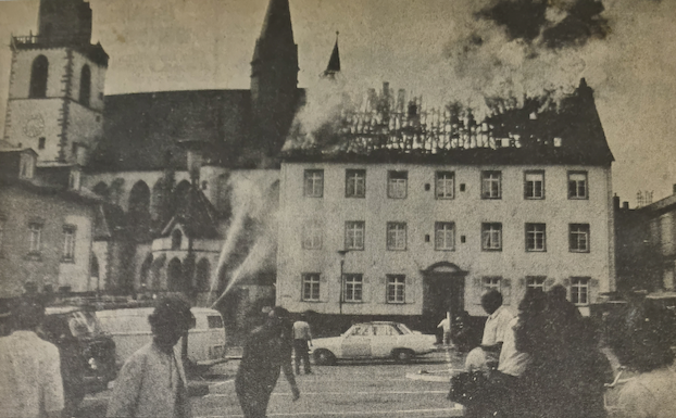 Die ehemalige Mädchenschule brannte 1971 und viele Schaulustige waren zugegen. Foto aus der Allgemeinen Zeitung, 29.06.71, Fotograf: Zell.