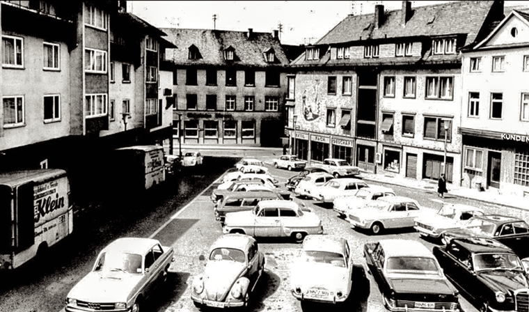 Der Bürgermeister-Neff-Platz als Parkplatz, ca. 1980.
