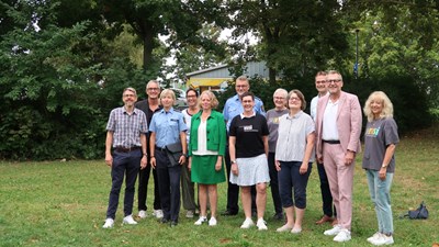 Oberbürgermeister Thomas Feser (2. v. re.) mit den Verantwortlichen des KPR, der Schulen und der Polizei.