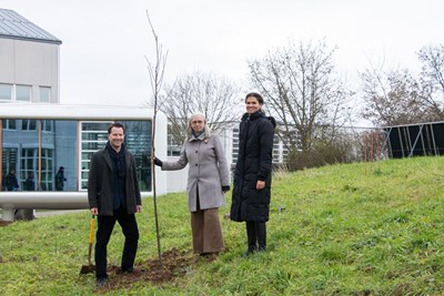 Präsidentin Prof. Dr. Antje Krause und Klimaschutzmanagerin Alexandra Peña Cruz freuen sich gemeinsam mit Moritz Hartloff vom LBB Rheinland-Pfalz, die geschenkten Bäume einpflanzen zu können.