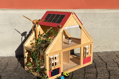 Ein Solarhaus dient als Titelbild für die Online-Seminarreihe Solar.