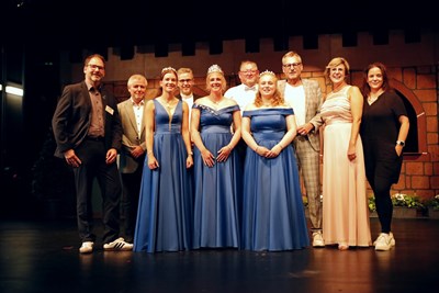 Die Binger Weinmajestäten, OB Thomas Feser, Beigeordneter Sebastian Hamann, Pfarrer Markus Lerchl, Sozialamtsleiter Ralf Klinger, Seniorenbeiratsvorsitzender Jürgen Domann, Moderatorin Nicole Kierdorf und Tina Röhrig.