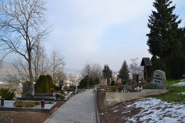 Die Hanglage des Bingerbrücker Friedhofs erschwert stellenweise den Zugang zu einigen Gräbern.