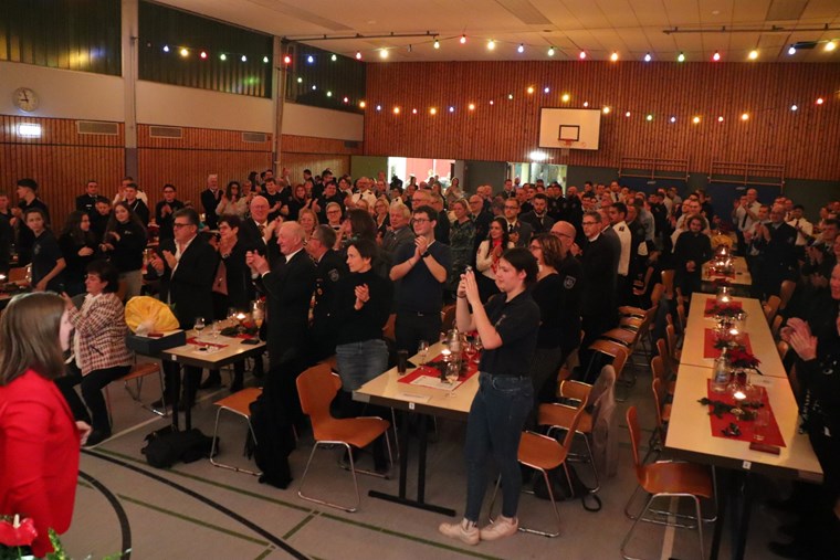 Zahlreiche Feuerwehrkameradinnen und -kameraden waren der Einladung gefolgt.